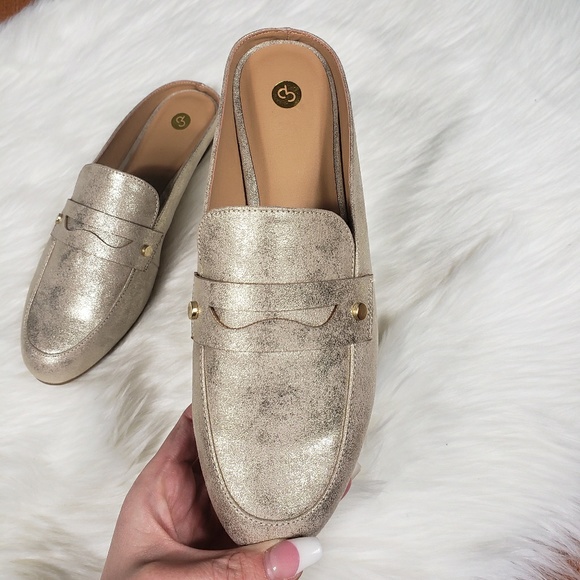 Shoes - Gold round toe mules NWOB
